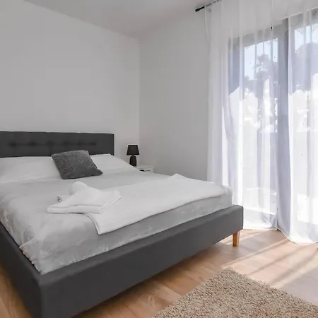 Feriehus Luxurious In Ražanac