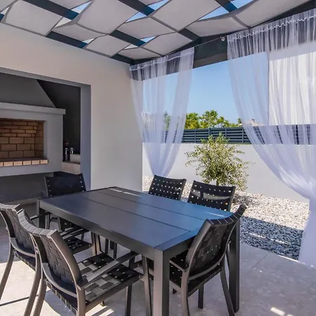Luxurious In Prázdninový dům Ražanac
